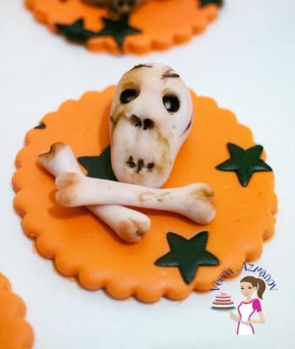 The most common; simple and easy cupcake topper that everyone loves during Halloween is Skull and Bones Cupcake toppers. Just so perfectly Halloween; don't you think? The most common; simple and easy cupcake topper that everyone loves during Halloween is Skull and Bones Cupcake toppers. Just so perfectly Halloween; don't you think?