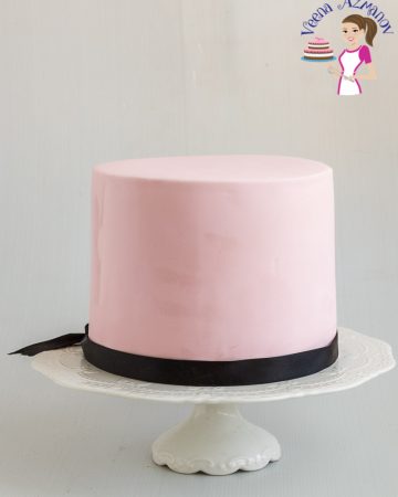 An image showing a cake coved in fondant