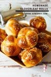 A plate of cloverleaf rolls.