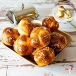A plate of cloverleaf rolls.