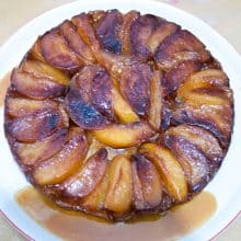 A plate with apple tarte.