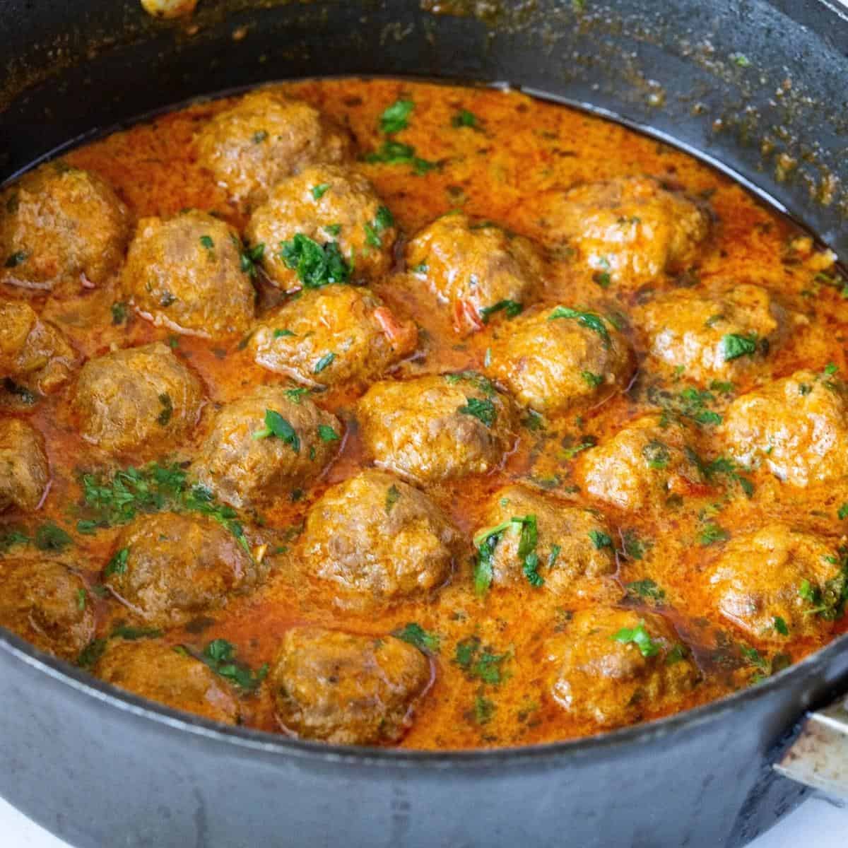A pan with meatballs in curry.