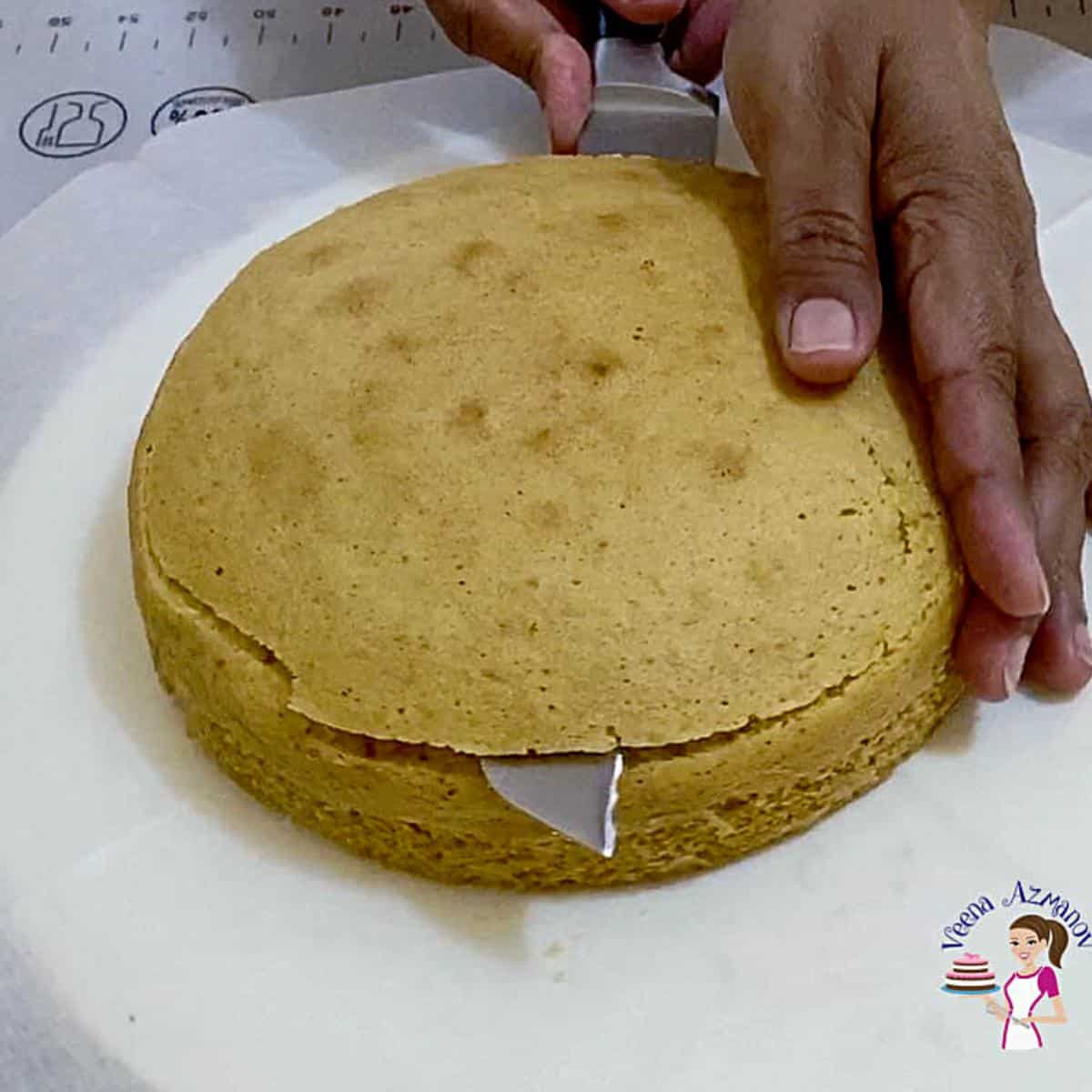 Cut the dome of the cakes.