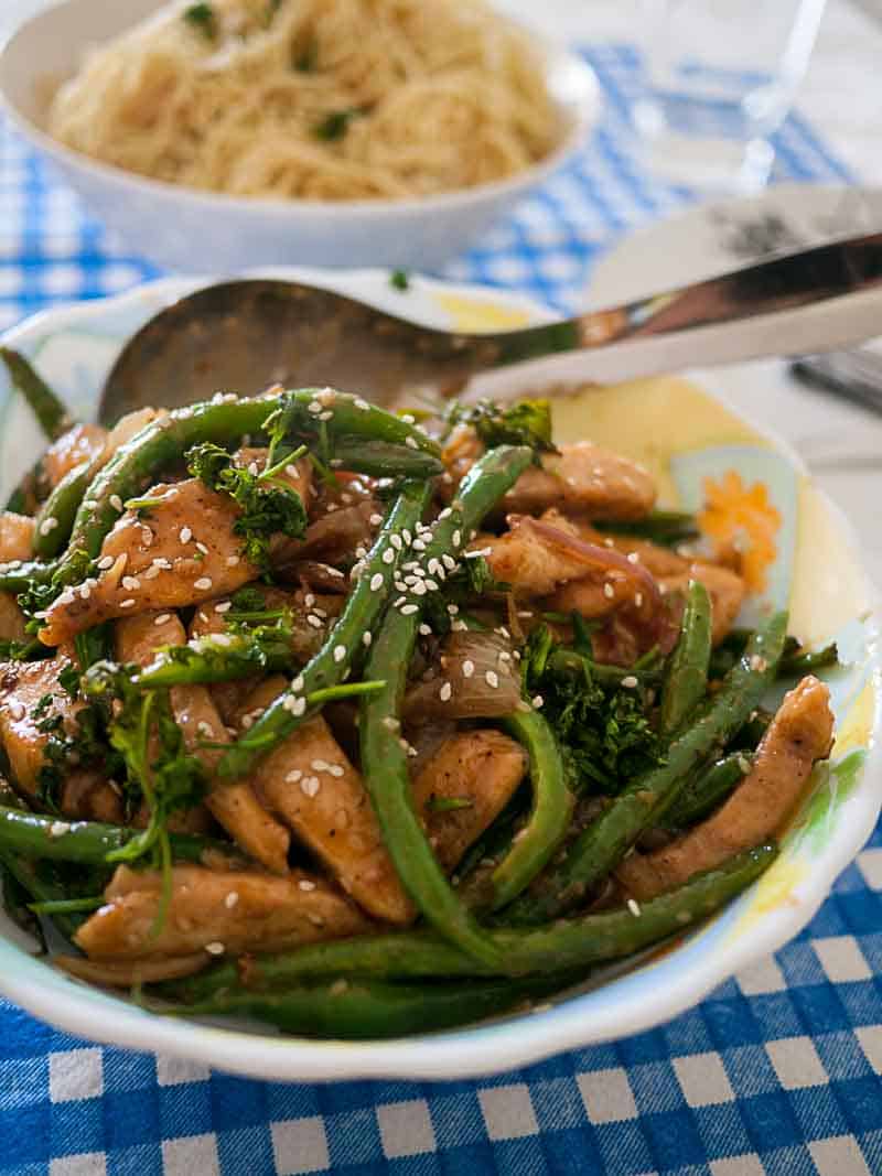 This chicken green beans stir fry is better than any takeaway. Get ready in less than 15 minutes. Is healthier and more nutritious than restaurant meals.