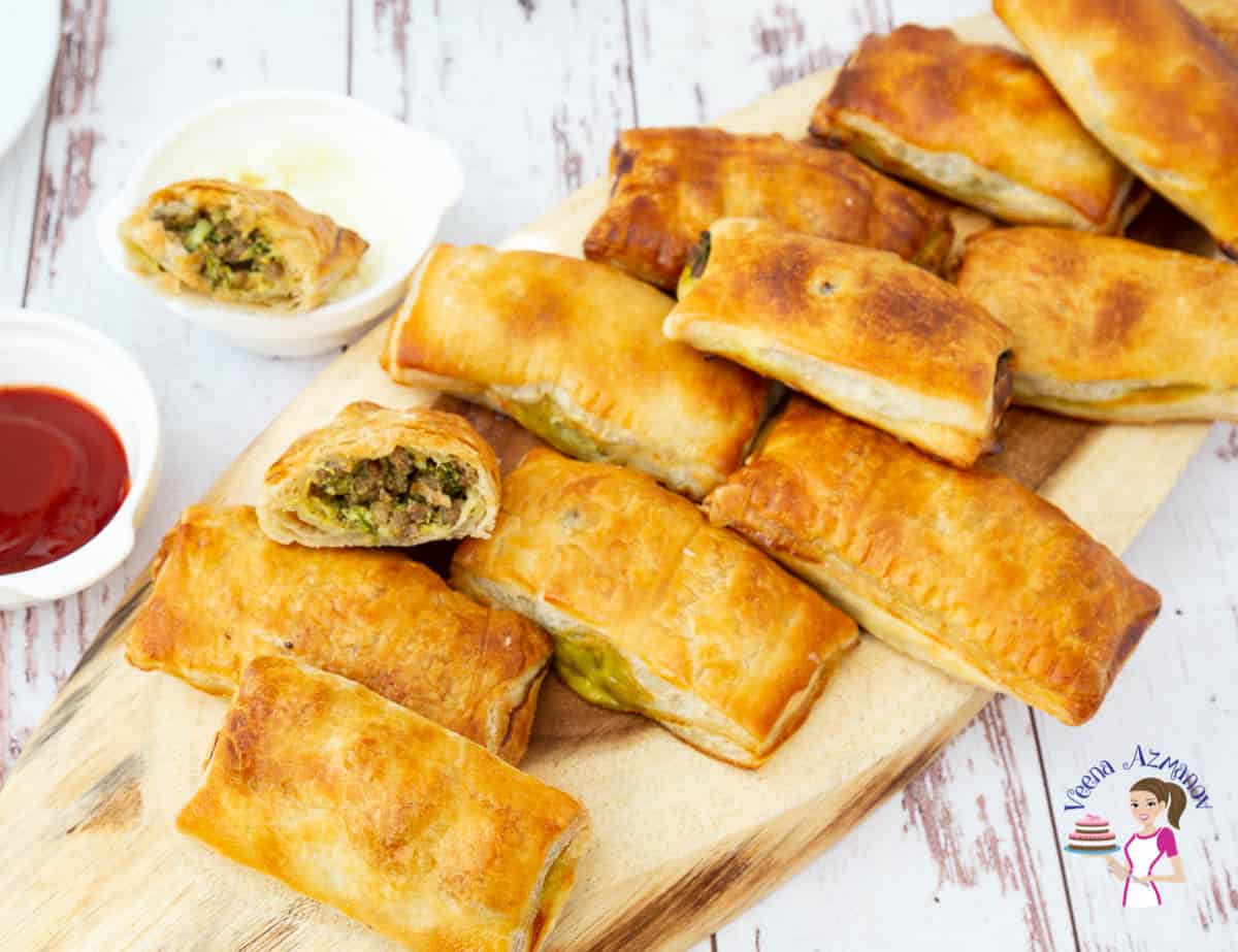 Puff pastry stuffed with meat.