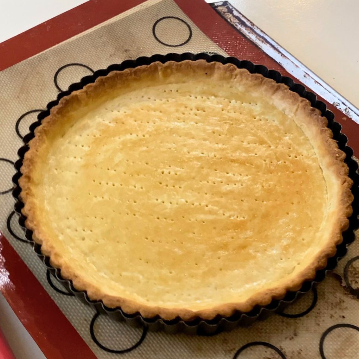 Baked pastry cream tart with egg whites.