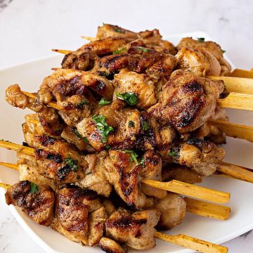 A platter with Thai chicken skewers.
