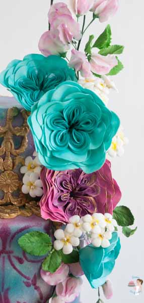 Gum paste Cabbage Rose is an amazing vidoe tutorial in full details - packed with all information from tools to dust and more by Veena Azmanov of Veenas Art of Cakes
