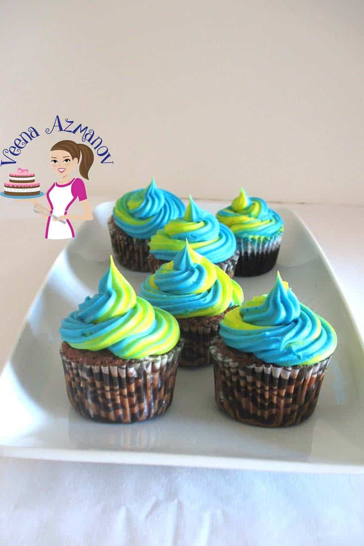 Cupcakes decorated with colorful frosting.