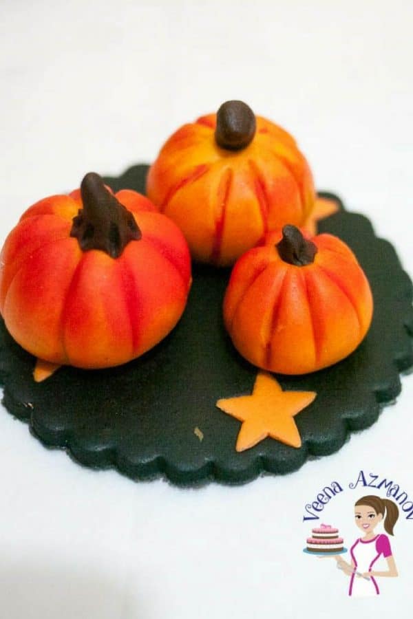 Halloween pumpkin cupcakes toppers.