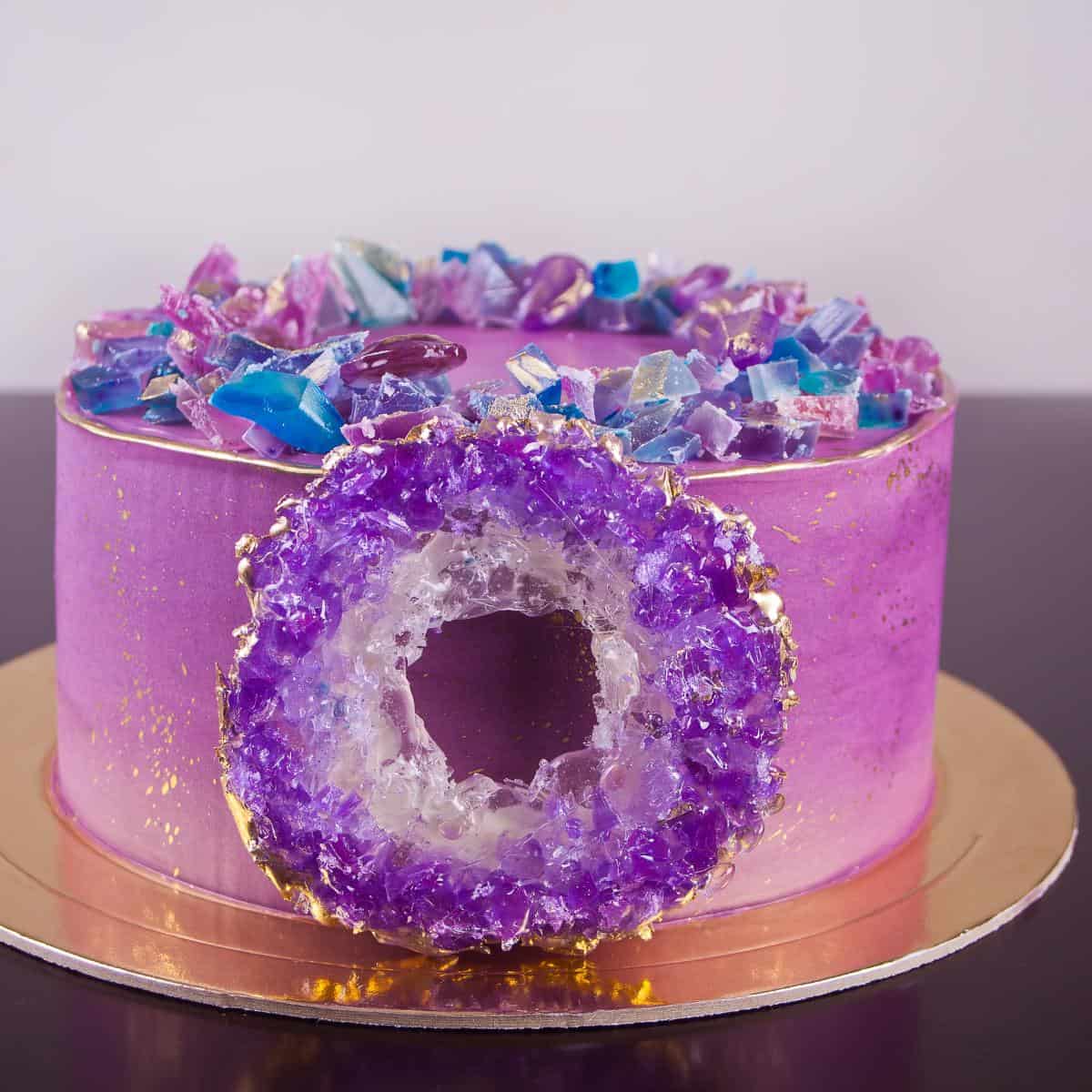 A cake with Isomalt geode.