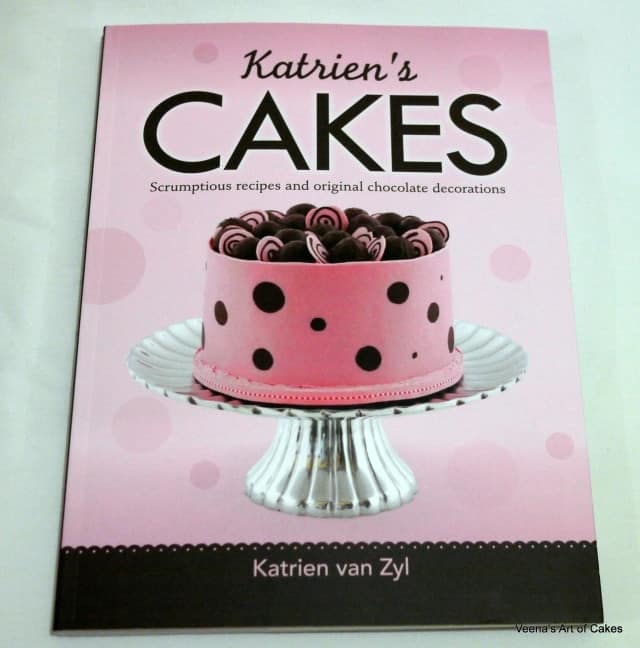 A cover of a book about cake decorating.