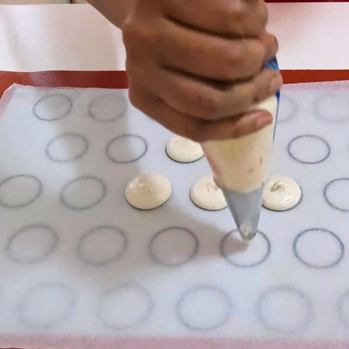 Hold the piping bag at right angle to pipe the shells.