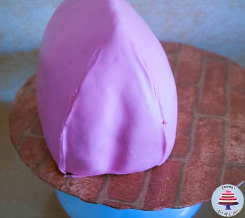 Progress photos of making a cake decorated like a lady\'s handbag.