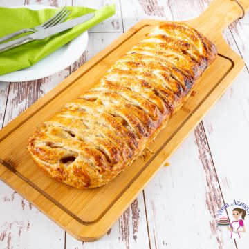 Braided puff pastry with an apple filling.