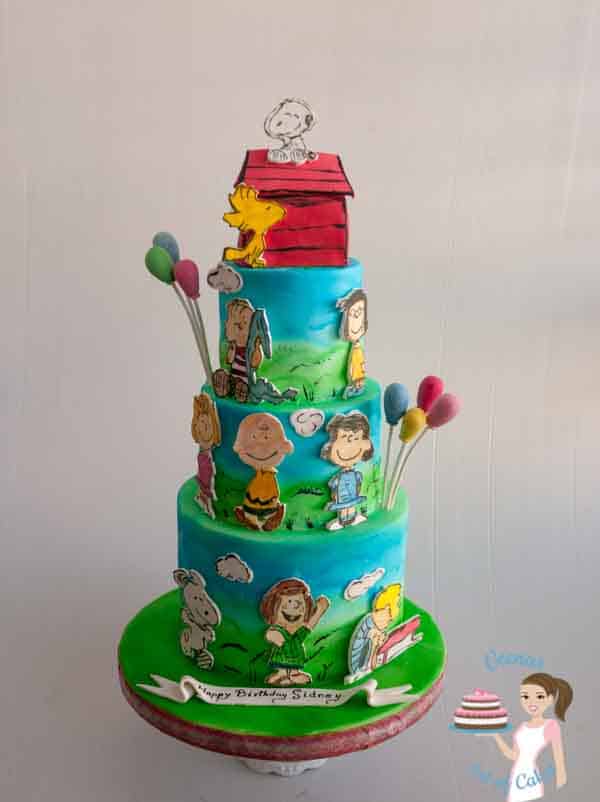 A cake decorated with the Peanuts comics theme.