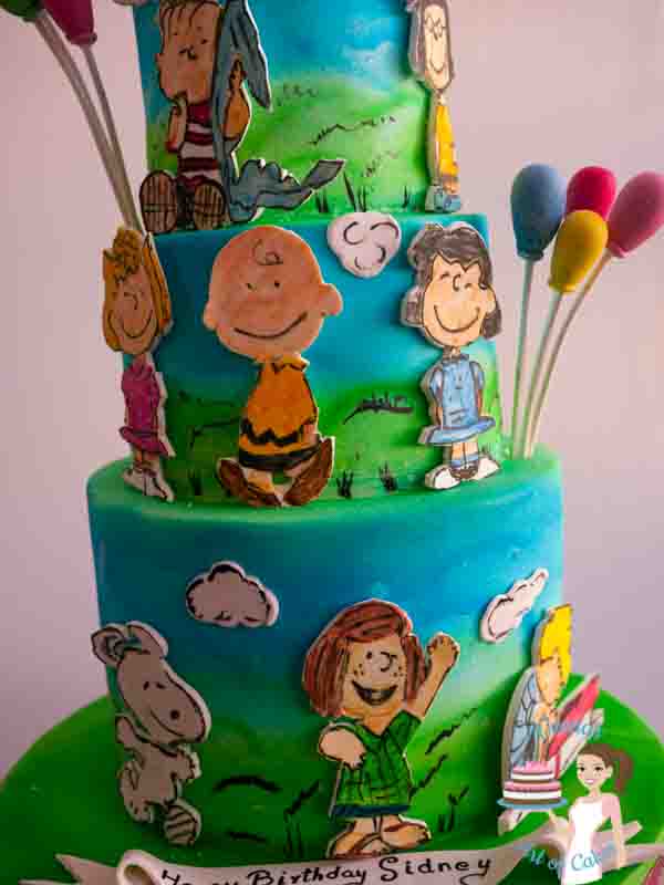 A cake decorated with the Peanuts comics theme.