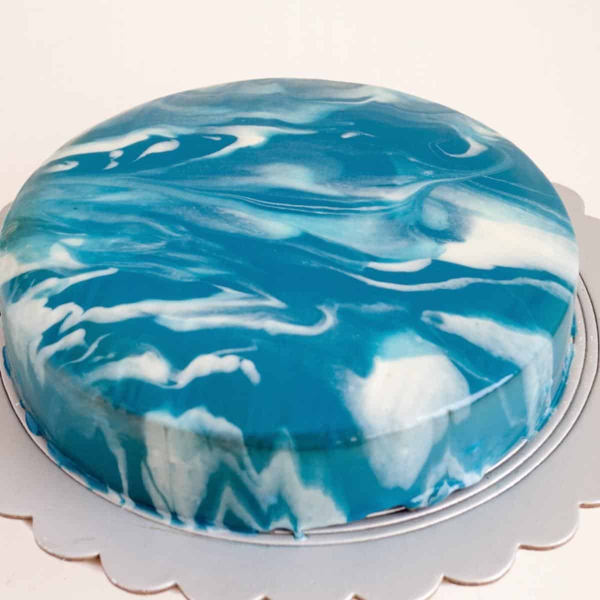 Cake with mirror glaze in blue and white.