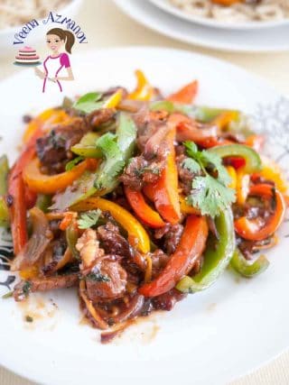 Stir fry beef and pepper in a plate.