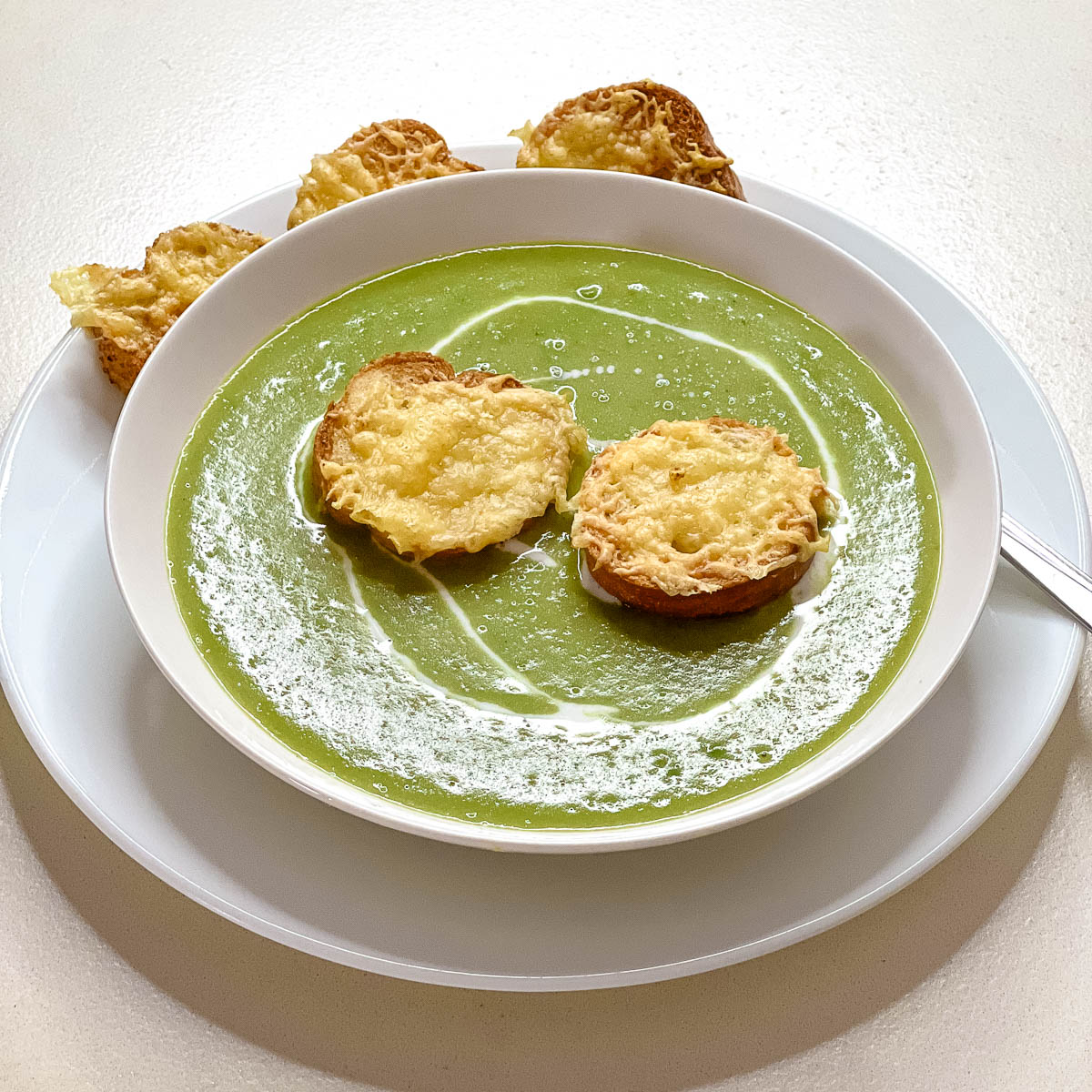 A bowl with fresh green pea soup.