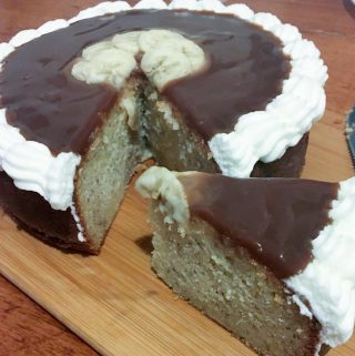 How to make a banana cake with caramel sauce and fresh bananas