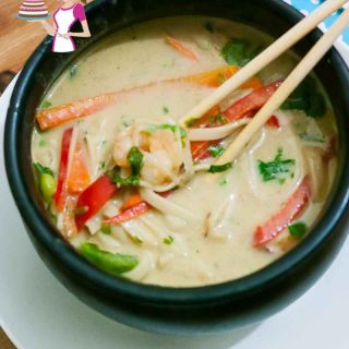 Make a wonderful noodle soup with Thai curry paste and coconut cream