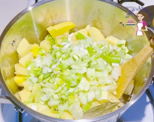 How to make homemade soup with potatoes and leeks