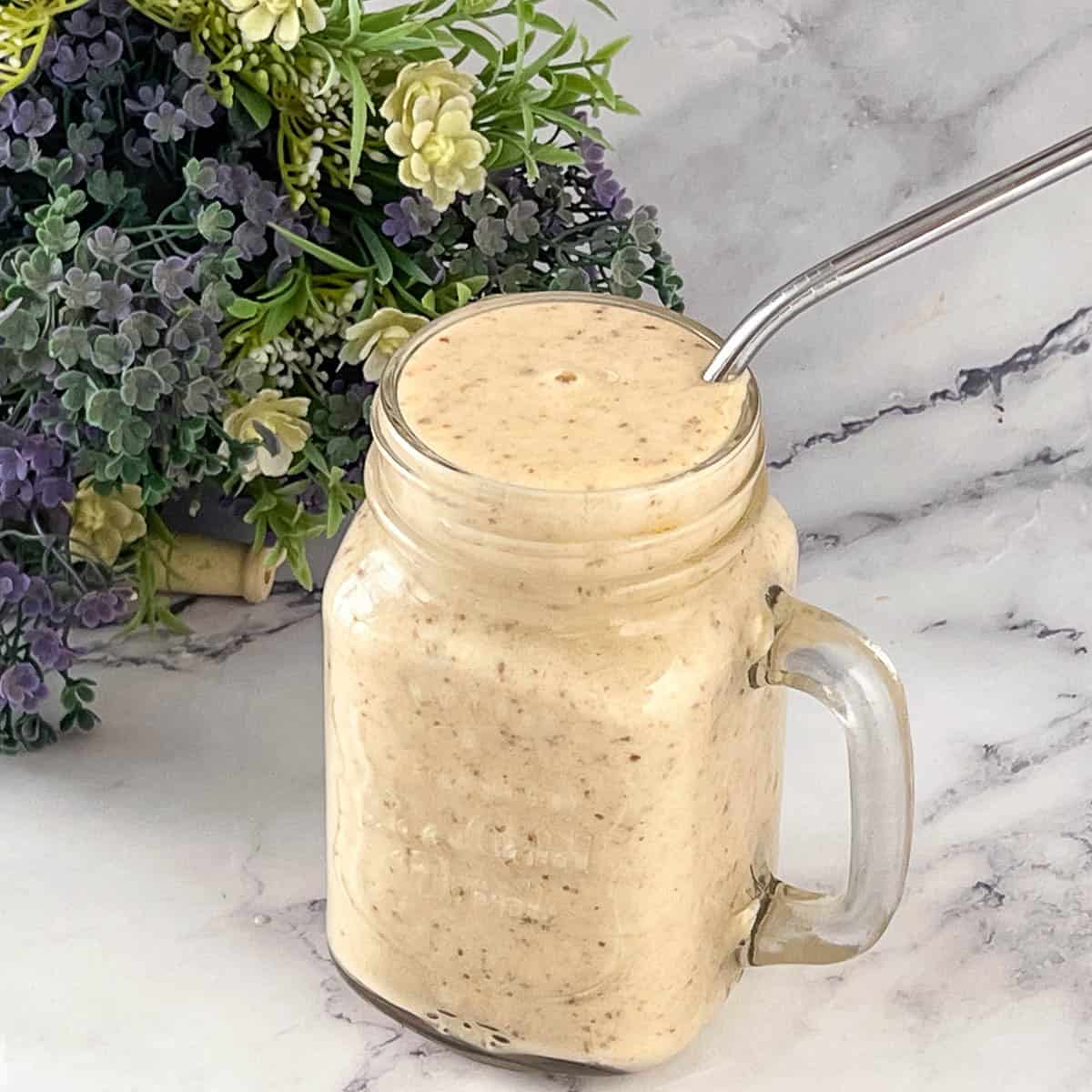 A smoothie jar with stainless steel straw.