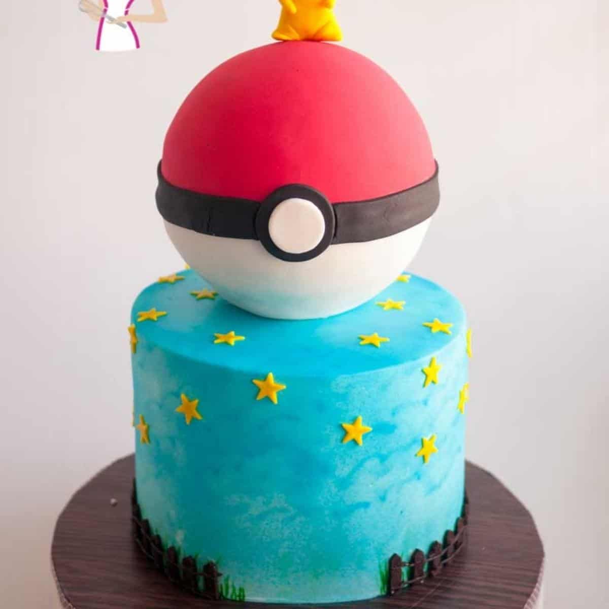 Cake decorated with fondant.