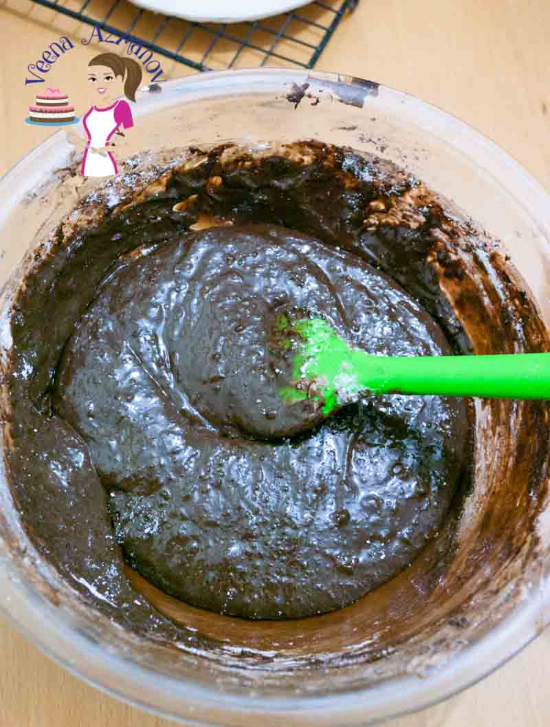 This homemade chocolate marshmallow fondant is a delicious sugar paste recipe with the taste of marshmallow and chocolate.  Made with real chocolate and cocoa powder for that rich chocolate taste. Weather you cover a cake, cookies or cupcakes this fondant is fun easy and quick to prepare.
