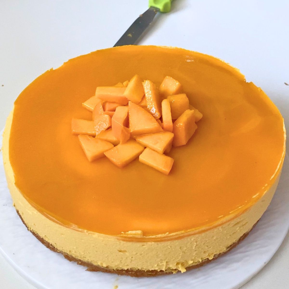 Adding fresh mango slices over the mango puree.
