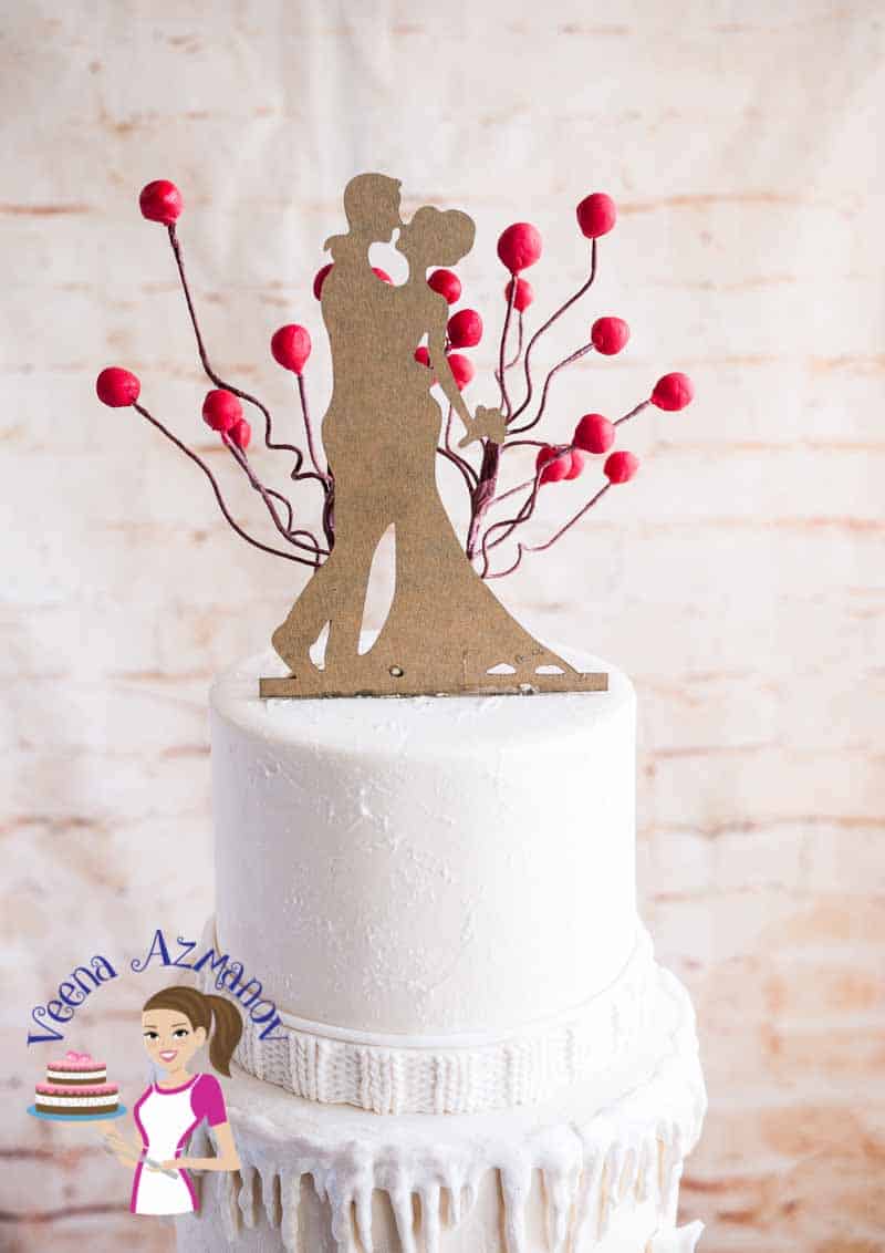 Knit Inspired Winter Wedding Cake using Marvelous Molds Knit Simpress Molds A Classic Winter Wedding Cake inspired by the knit wear. Nothing says winter better than winter clothing and this cake has it all in plenty. All white cake with the effect of snow and a pop of red Christmas berries and leaves.