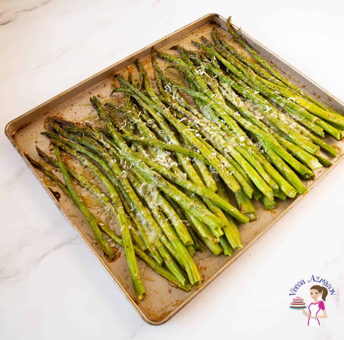 baking tray with asparagus