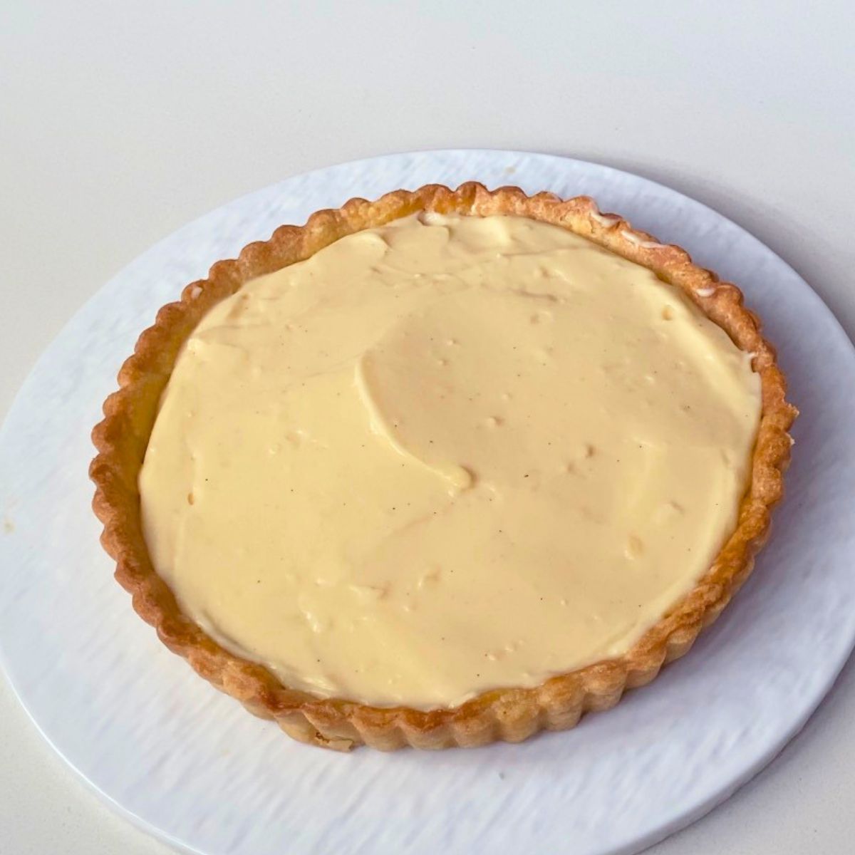 Add pastry cream to the shortcrust pastry shell.