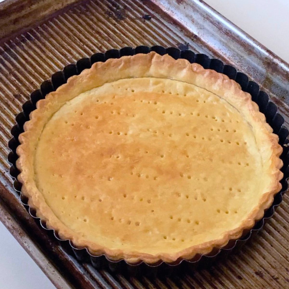 Baking the pastry shell with egg white.