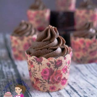 These old fashioned gingerbread cupcakes are perfect for the cold weather. Flavored with warm spices such cinnamon, ginger, nutmeg; along with the rich and robust flavor of molasses then topped with an equally delicious melt in the mouth chocolate fudge frosting. These make perfect food gift ideas or treats for the holiday celebrations.ย