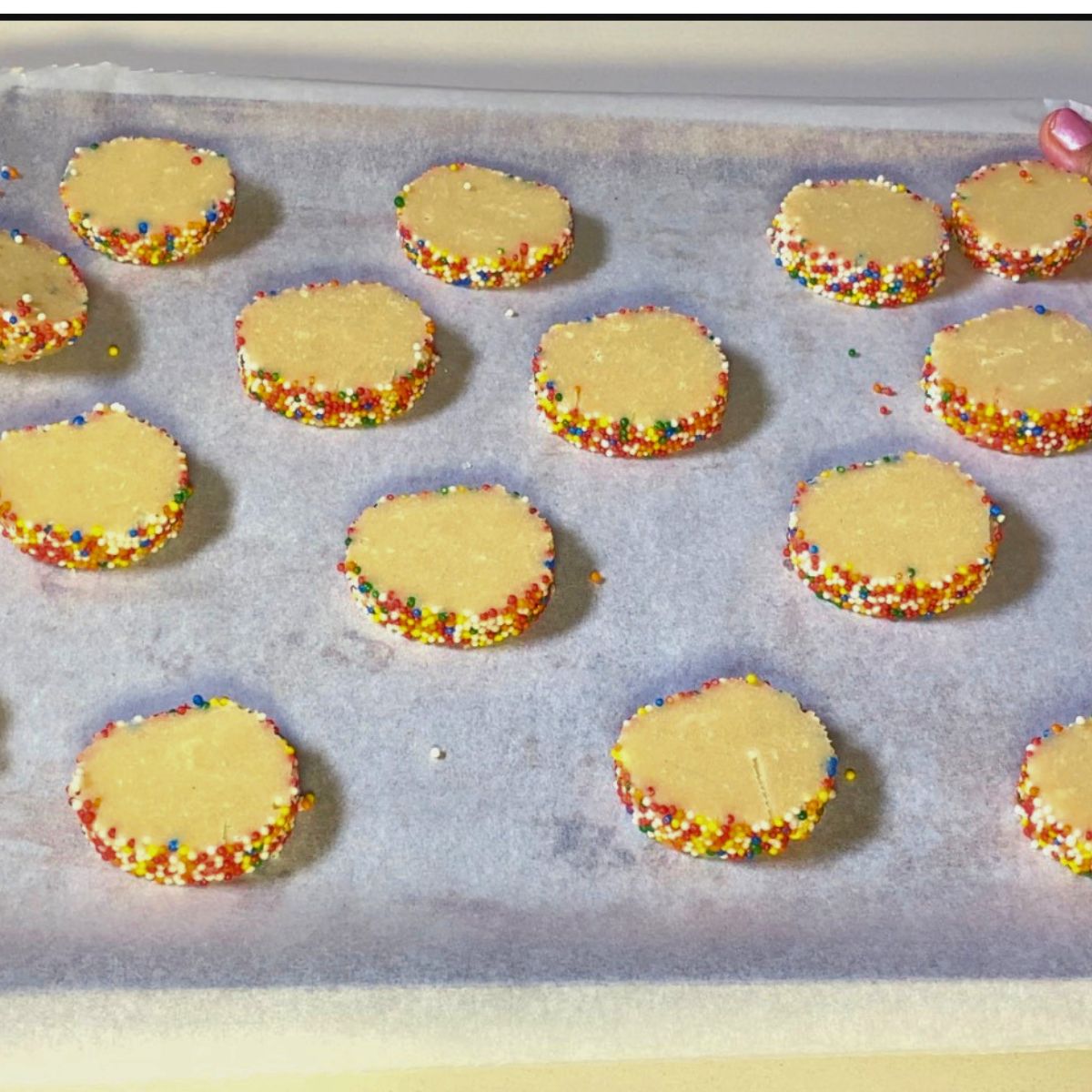 Sprinkle slice and bake cookies on the baking tray for baking.
