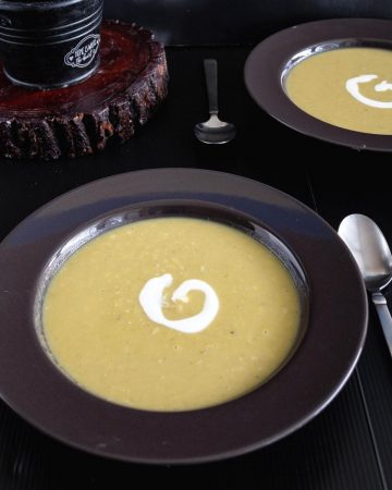Bowl of soup with split pea soup.