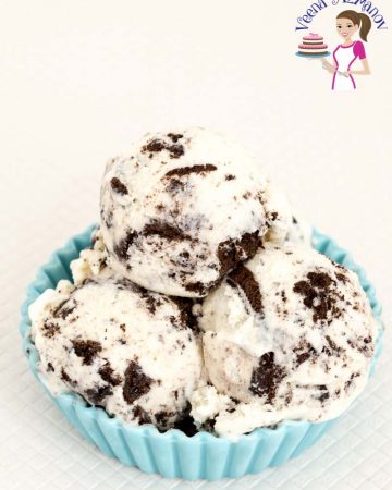 Oreo cookies ice cream in a small bowl.