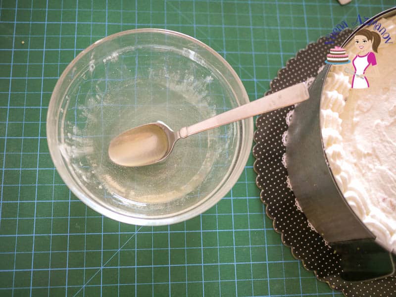 A bowl with dissolved gelatin.
