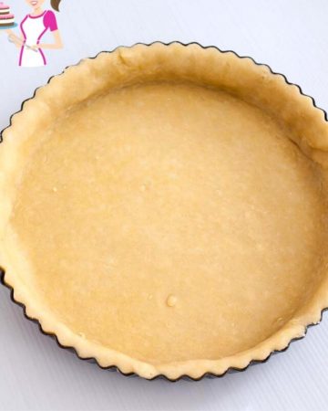 A tart pan lined with shortcrust.