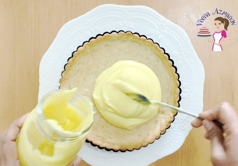 Fill the shortcrust pastry with lemon curd