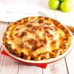 A pie in a pie pan with granny smith apples.