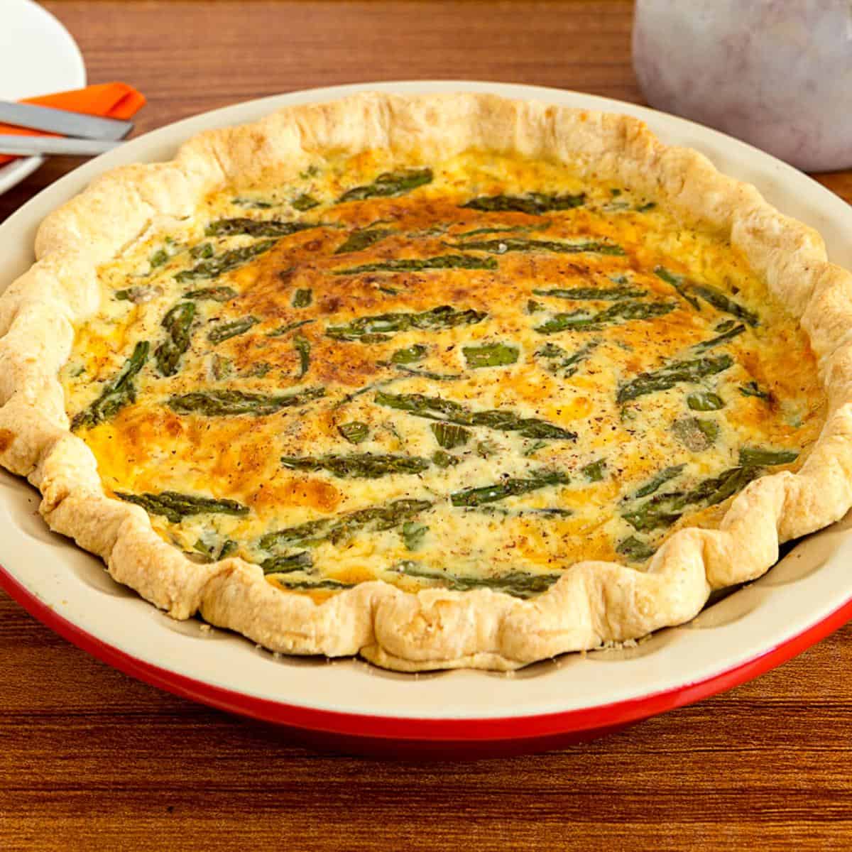 Pie quiche with leeks and asparagus.