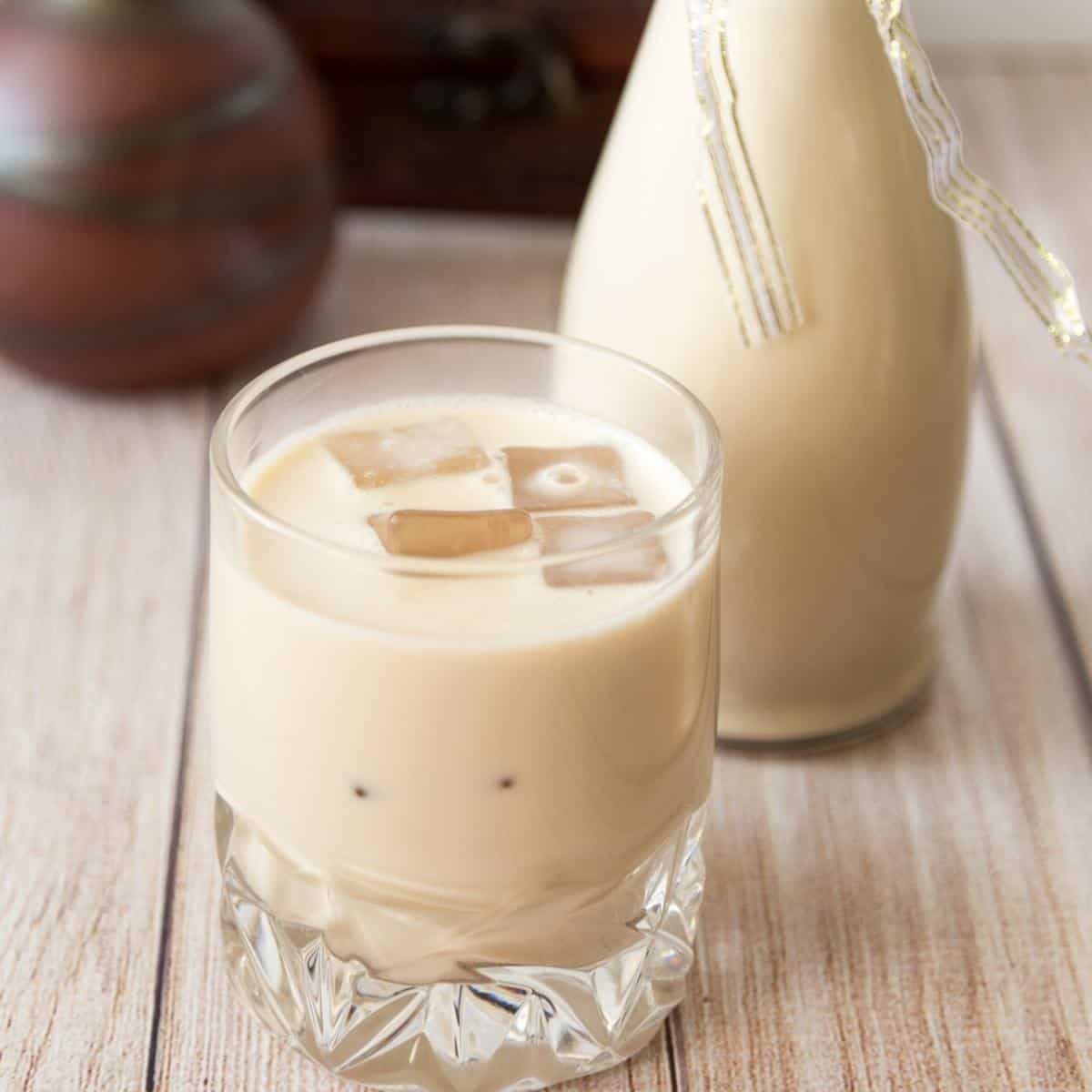 A glass with baileys and ice