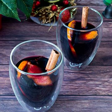 Mulled wine in two glasses.