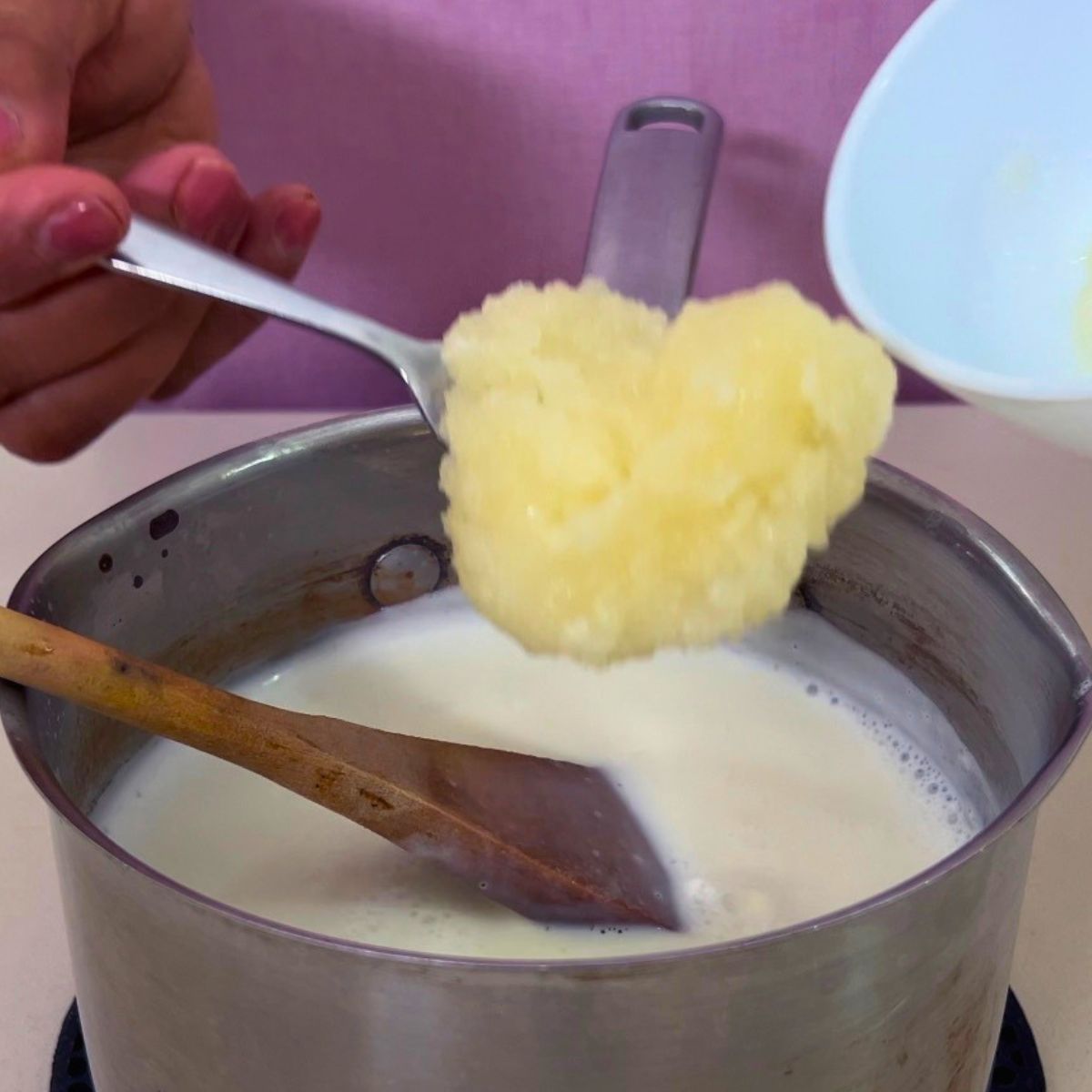 Adding gelatin to the panna cotta.
