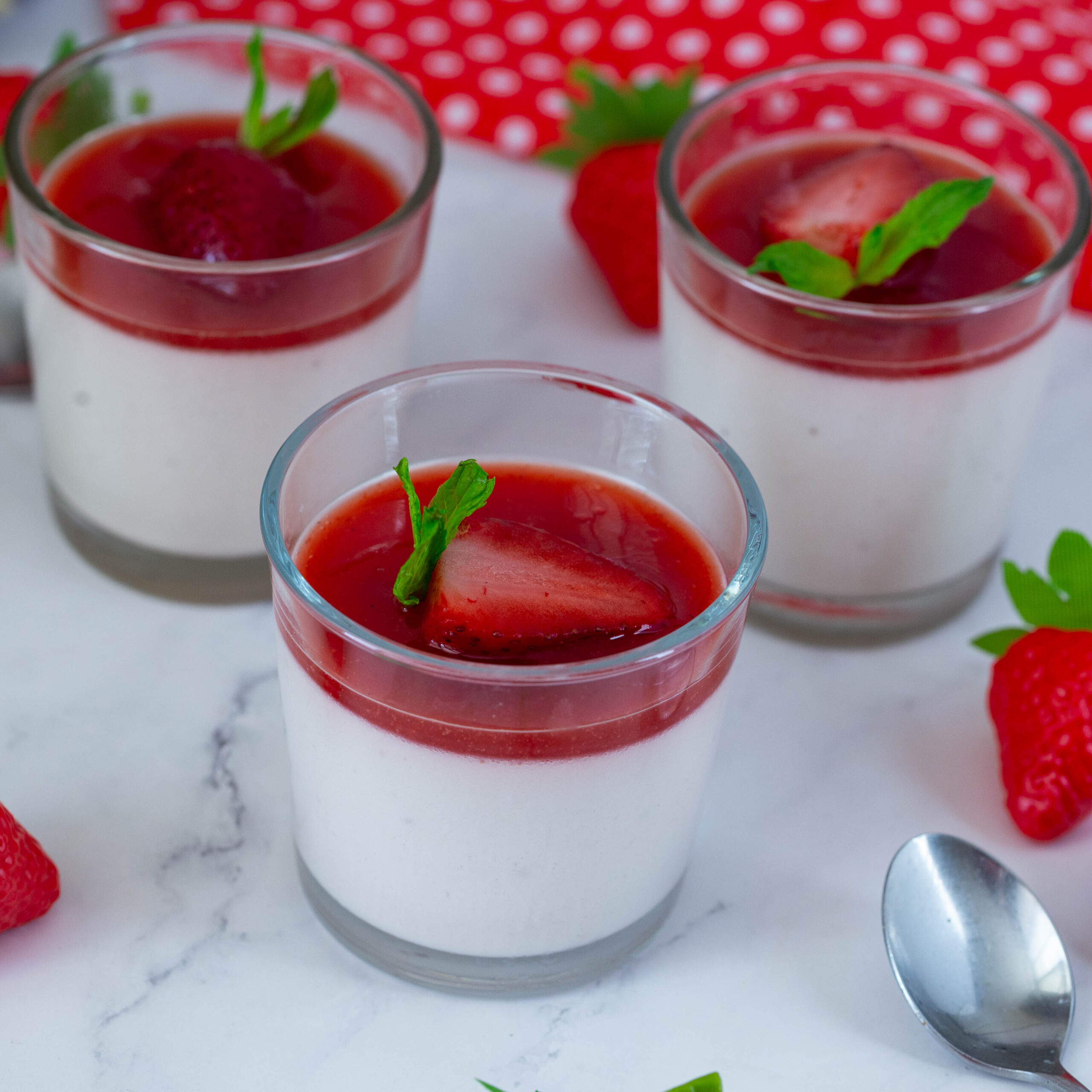 Min no bake panna cotta desserts.