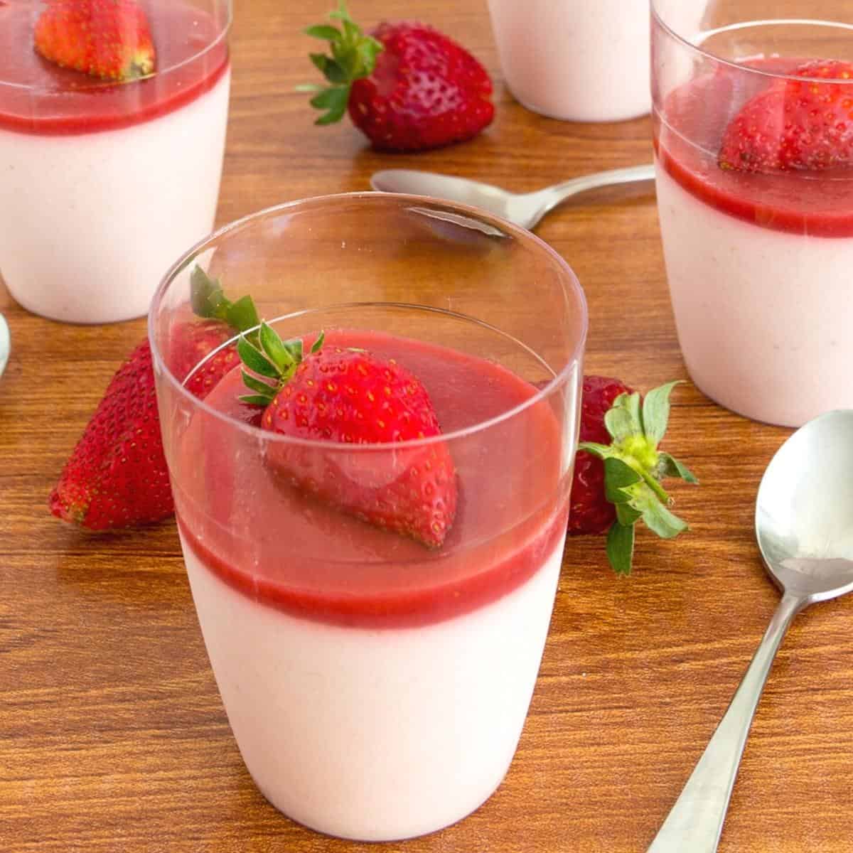 bagagerum ting Krydderi Strawberry Panna Cotta Recipe - Veena Azmanov