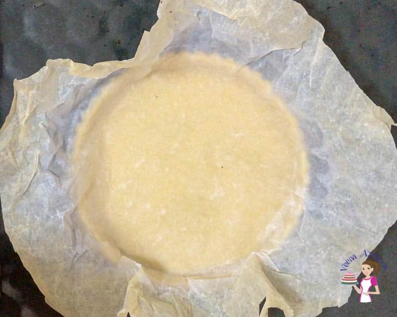Bake the pastry cream in the shortcrust pastry shell to make the flan